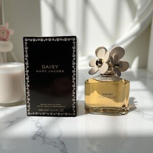 Marc Jacobs Daisy Perfume with Cream Floral Cap